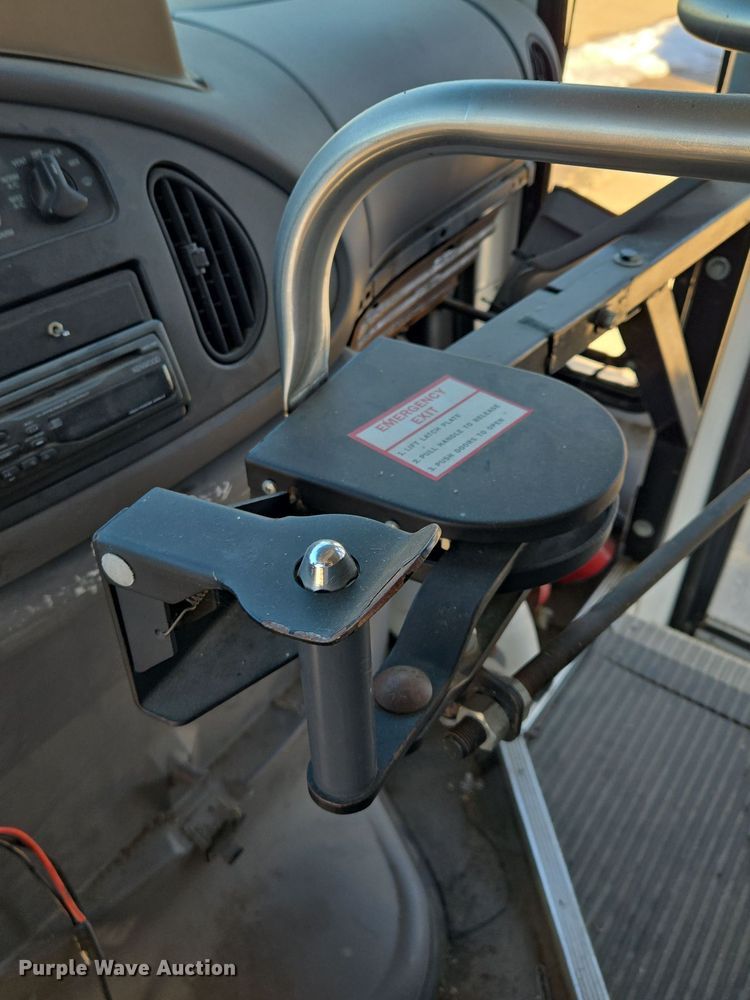 image for item EQ3941 2000 Ford  E450 Super Duty shuttle bus