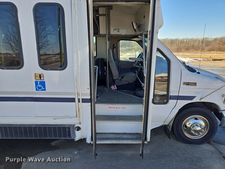 image for item EQ3941 2000 Ford  E450 Super Duty shuttle bus