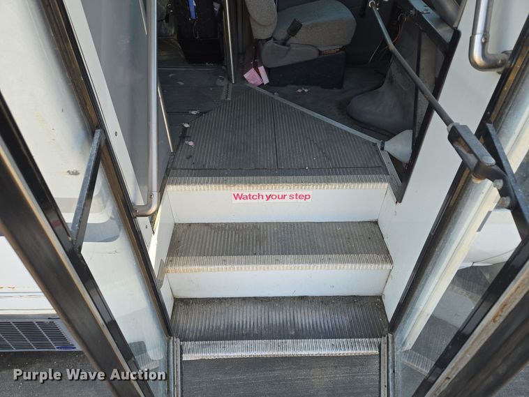 image for item EQ3941 2000 Ford  E450 Super Duty shuttle bus