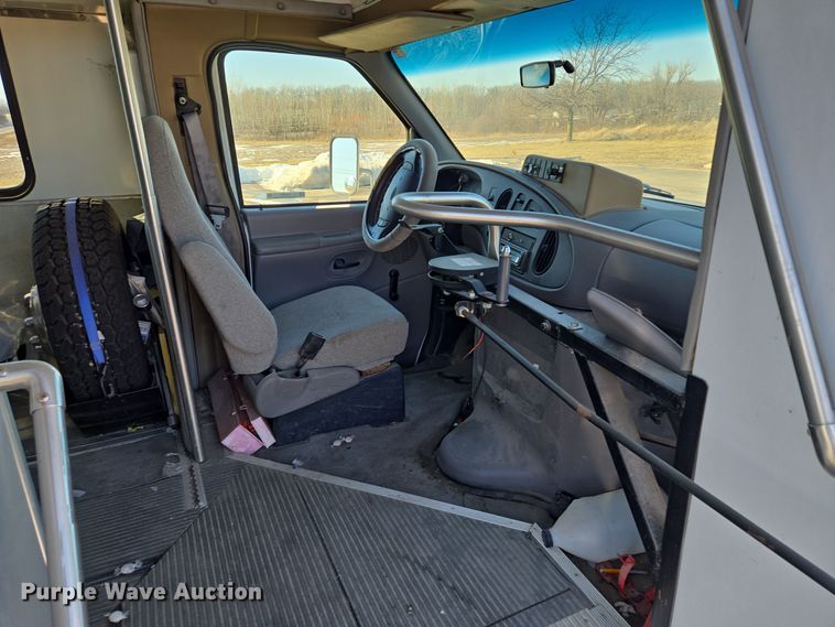 image for item EQ3941 2000 Ford  E450 Super Duty shuttle bus