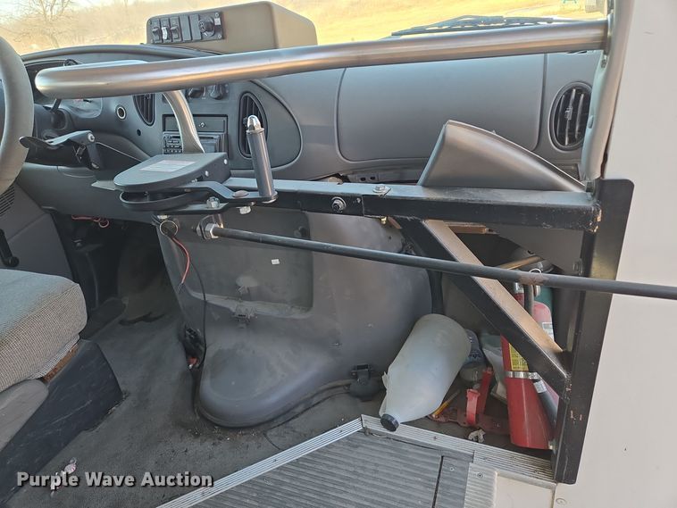 image for item EQ3941 2000 Ford  E450 Super Duty shuttle bus