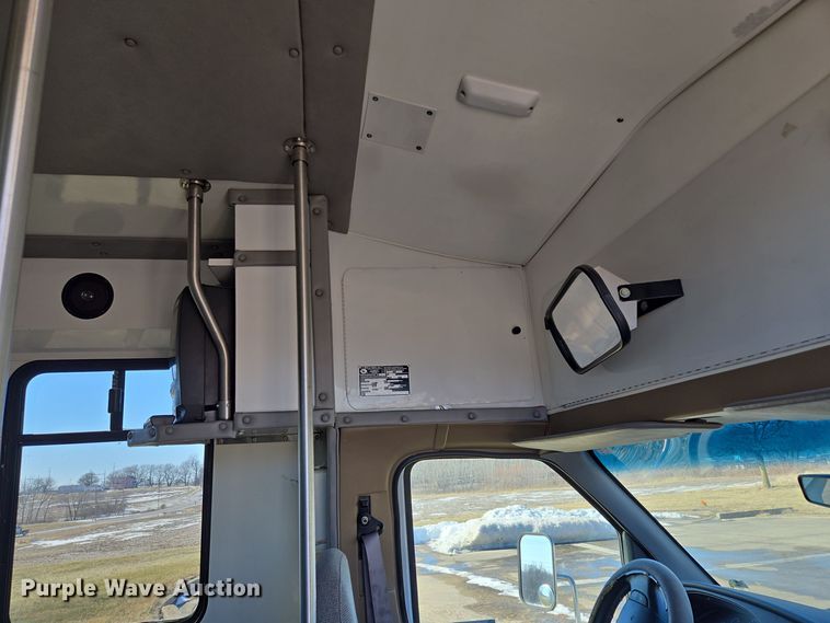 image for item EQ3941 2000 Ford  E450 Super Duty shuttle bus