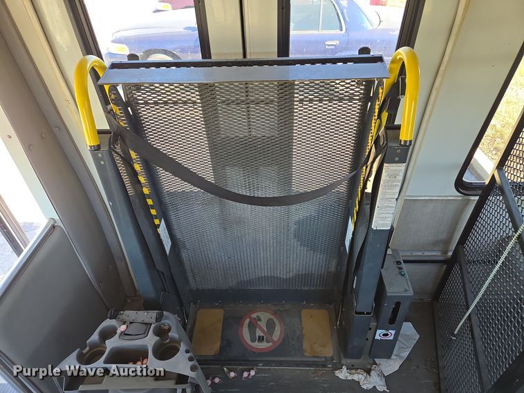 image for item EQ3941 2000 Ford  E450 Super Duty shuttle bus