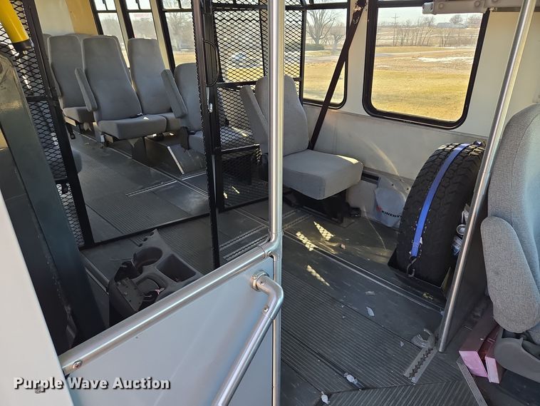 image for item EQ3941 2000 Ford  E450 Super Duty shuttle bus