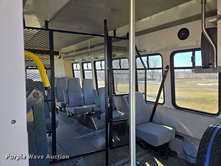 image for item EQ3941 2000 Ford  E450 Super Duty shuttle bus