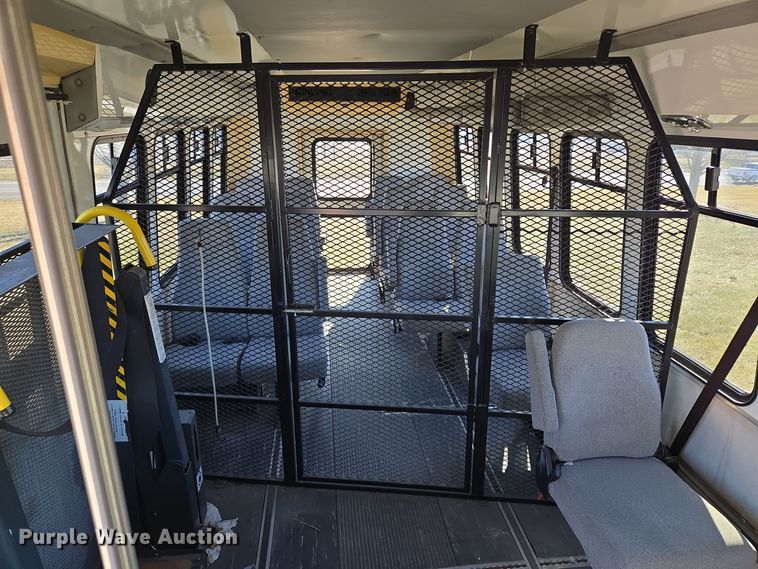 image for item EQ3941 2000 Ford  E450 Super Duty shuttle bus