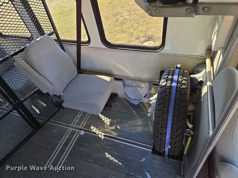 image for item EQ3941 2000 Ford  E450 Super Duty shuttle bus