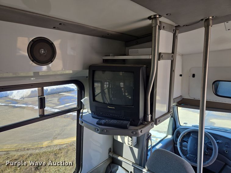 image for item EQ3941 2000 Ford  E450 Super Duty shuttle bus