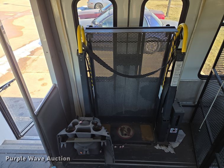 image for item EQ3941 2000 Ford  E450 Super Duty shuttle bus