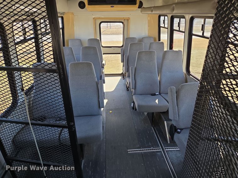 image for item EQ3941 2000 Ford  E450 Super Duty shuttle bus