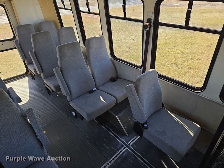 image for item EQ3941 2000 Ford  E450 Super Duty shuttle bus