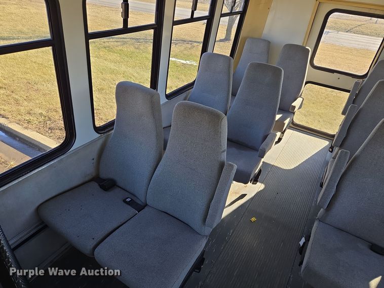 image for item EQ3941 2000 Ford  E450 Super Duty shuttle bus