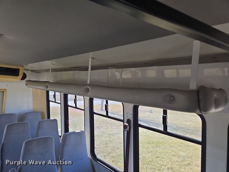 image for item EQ3941 2000 Ford  E450 Super Duty shuttle bus