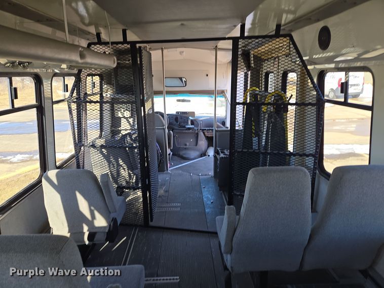 image for item EQ3941 2000 Ford  E450 Super Duty shuttle bus