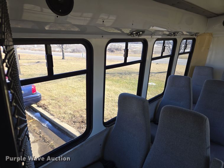 image for item EQ3941 2000 Ford  E450 Super Duty shuttle bus