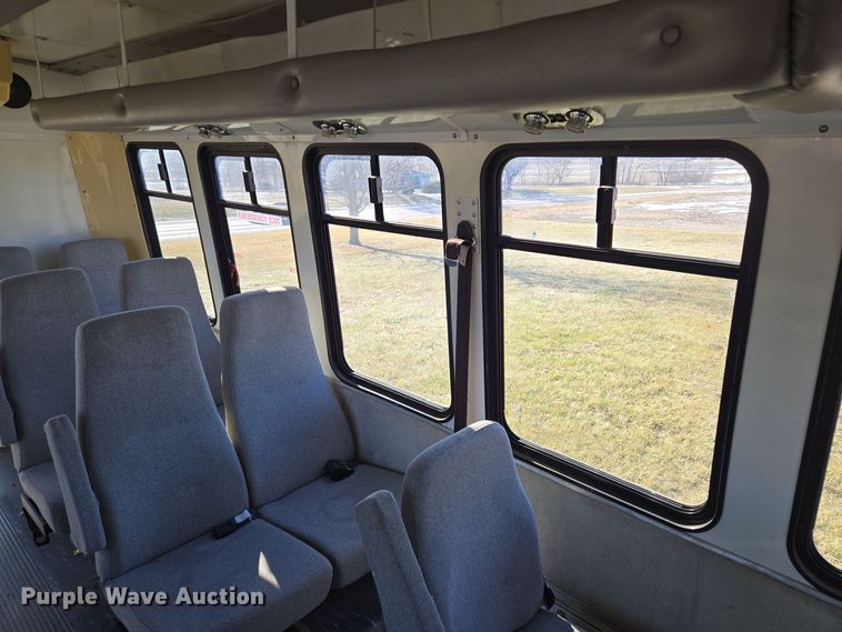 image for item EQ3941 2000 Ford  E450 Super Duty shuttle bus