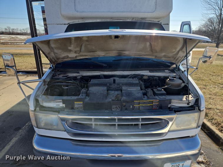 image for item EQ3941 2000 Ford  E450 Super Duty shuttle bus