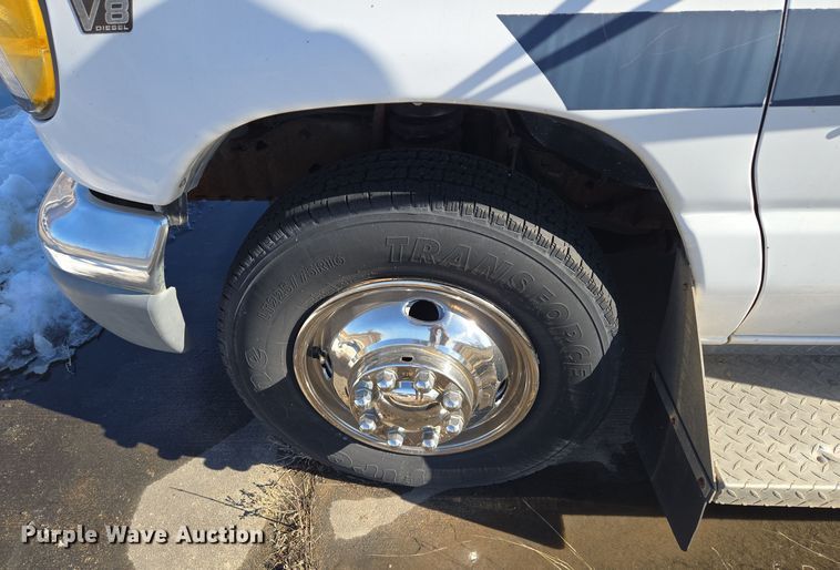 image for item EQ3941 2000 Ford  E450 Super Duty shuttle bus