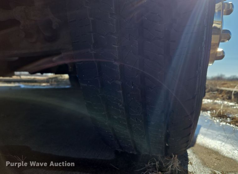 image for item EQ3941 2000 Ford  E450 Super Duty shuttle bus