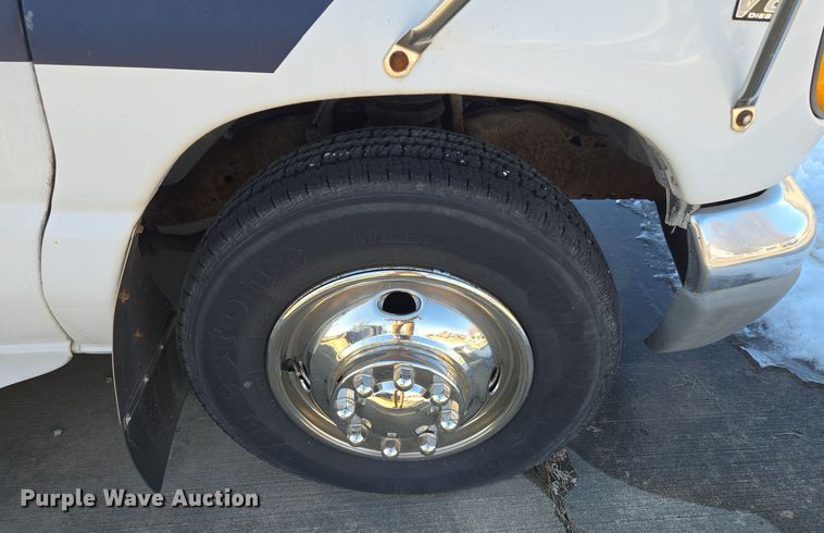 image for item EQ3941 2000 Ford  E450 Super Duty shuttle bus