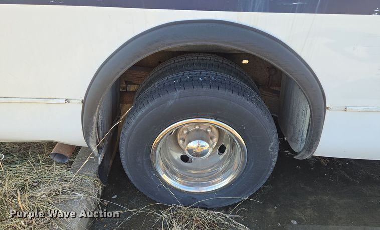 image for item EQ3941 2000 Ford  E450 Super Duty shuttle bus