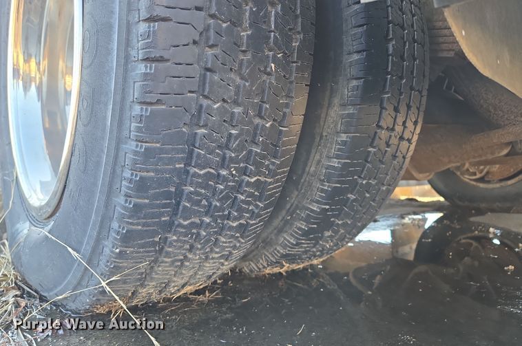 image for item EQ3941 2000 Ford  E450 Super Duty shuttle bus