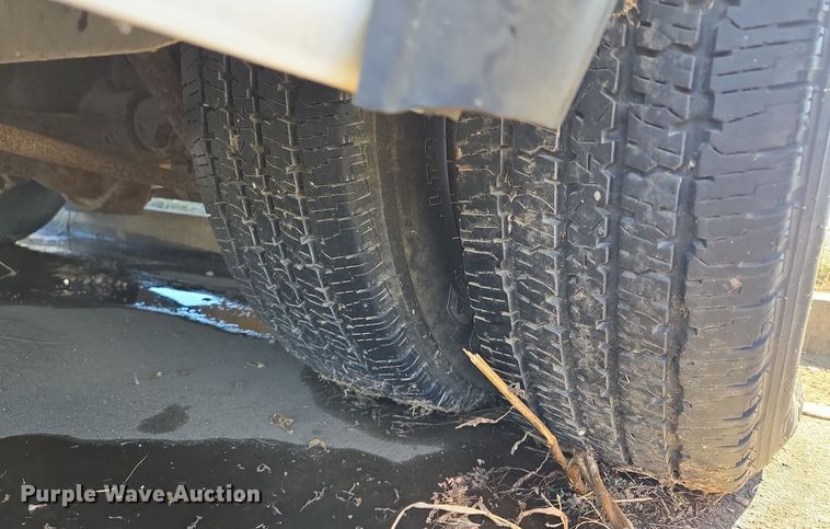 image for item EQ3941 2000 Ford  E450 Super Duty shuttle bus