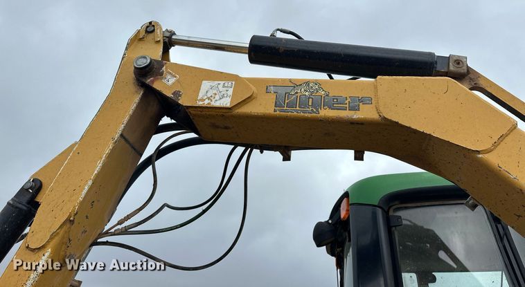 image for item ER4898 2017 John Deere 6110M MFWD tractor