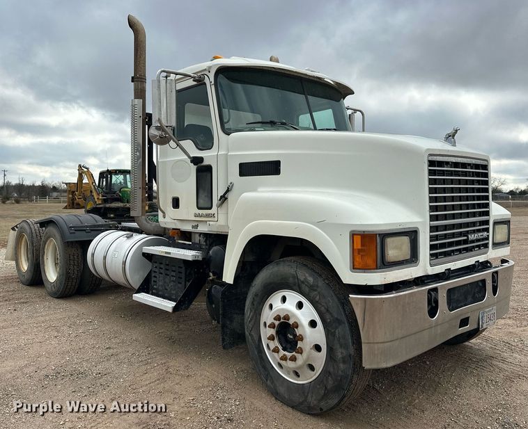 image for item ER4899 2008 Mack CHU613 semi truck