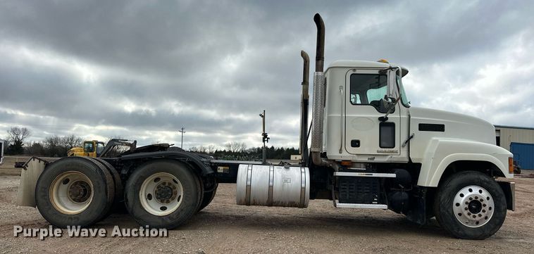 image for item ER4899 2008 Mack CHU613 semi truck