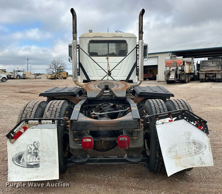 image for item ER4899 2008 Mack CHU613 semi truck