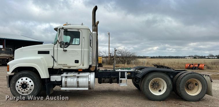 image for item ER4899 2008 Mack CHU613 semi truck