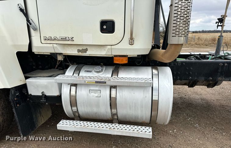 image for item ER4899 2008 Mack CHU613 semi truck