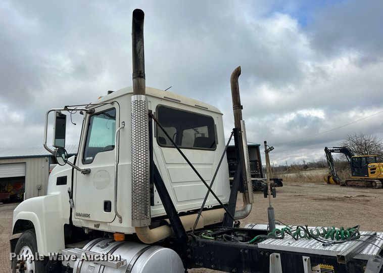 image for item ER4899 2008 Mack CHU613 semi truck