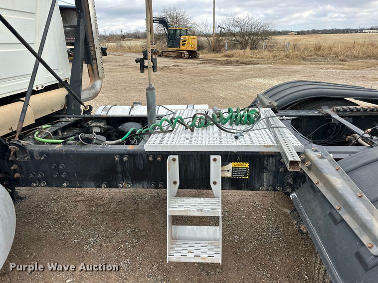 image for item ER4899 2008 Mack CHU613 semi truck