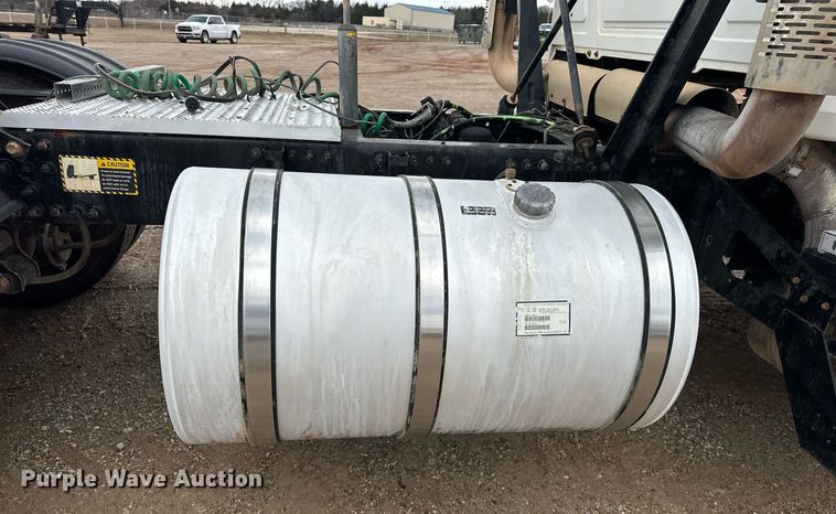 image for item ER4899 2008 Mack CHU613 semi truck