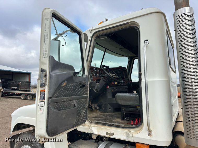 image for item ER4899 2008 Mack CHU613 semi truck