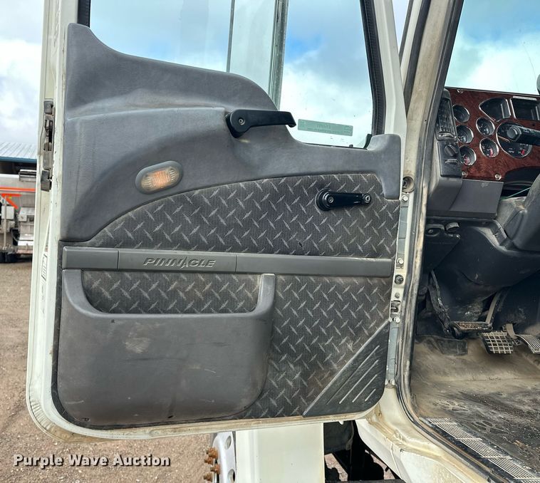 image for item ER4899 2008 Mack CHU613 semi truck