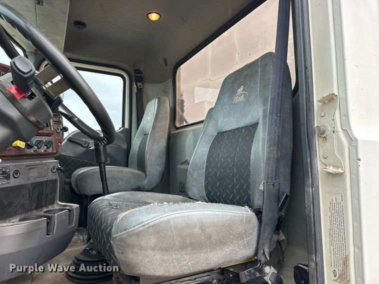 image for item ER4899 2008 Mack CHU613 semi truck