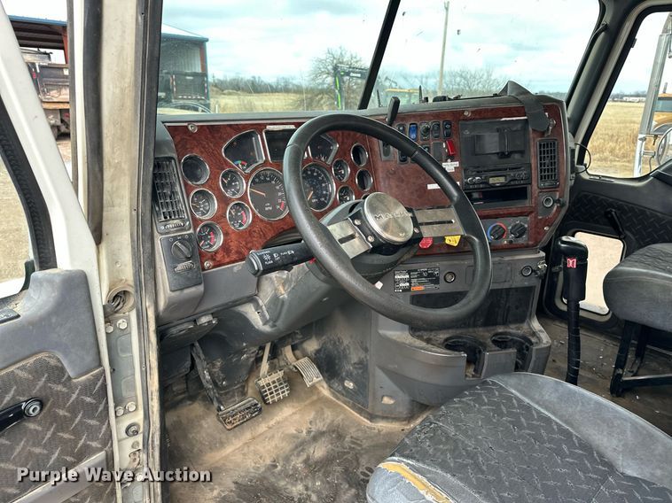 image for item ER4899 2008 Mack CHU613 semi truck