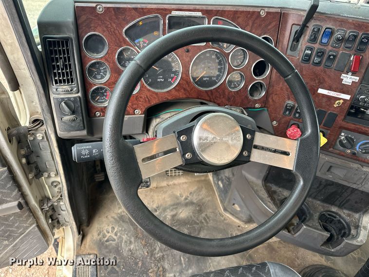 image for item ER4899 2008 Mack CHU613 semi truck