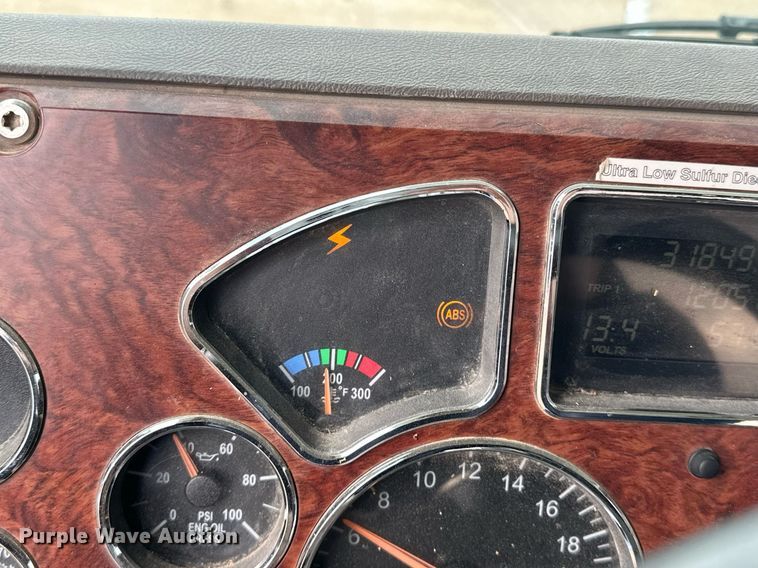 image for item ER4899 2008 Mack CHU613 semi truck