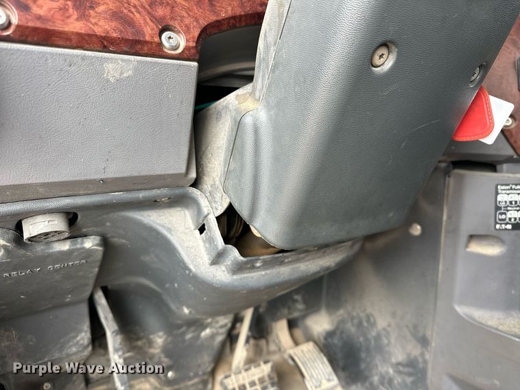 image for item ER4899 2008 Mack CHU613 semi truck