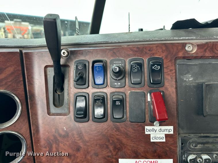 image for item ER4899 2008 Mack CHU613 semi truck