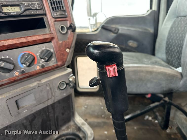 image for item ER4899 2008 Mack CHU613 semi truck