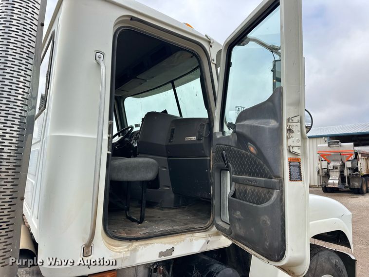 image for item ER4899 2008 Mack CHU613 semi truck