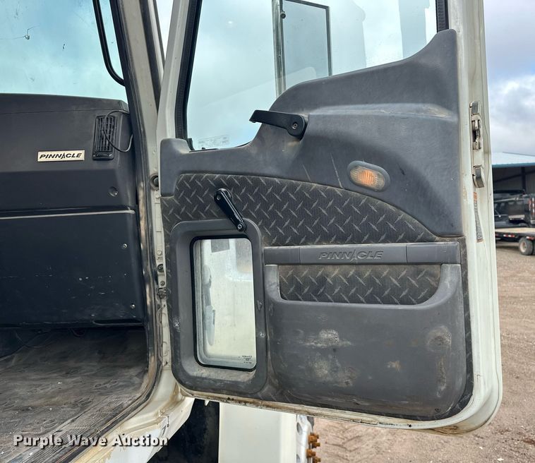 image for item ER4899 2008 Mack CHU613 semi truck