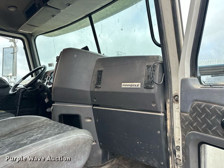 image for item ER4899 2008 Mack CHU613 semi truck