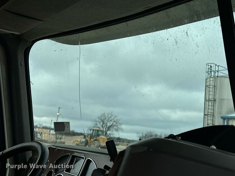 image for item ER4899 2008 Mack CHU613 semi truck