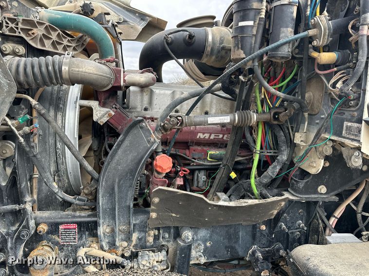 image for item ER4899 2008 Mack CHU613 semi truck